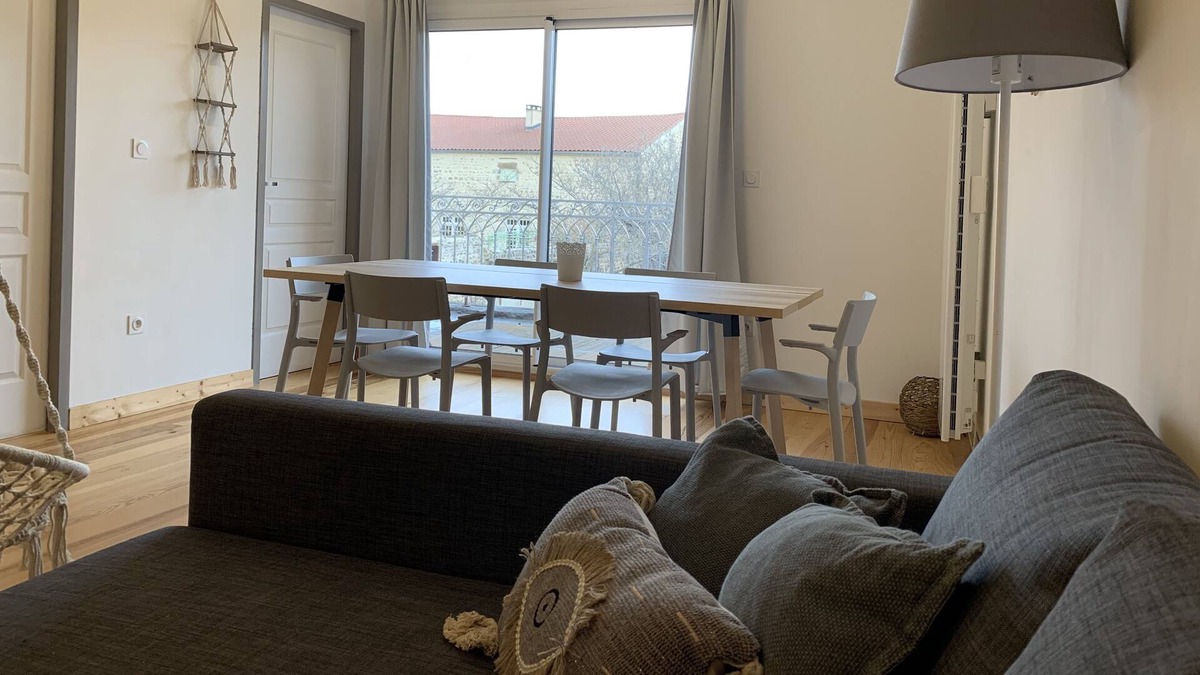 Vic-le-Comte House | bright charming apartment in private property close to amenities