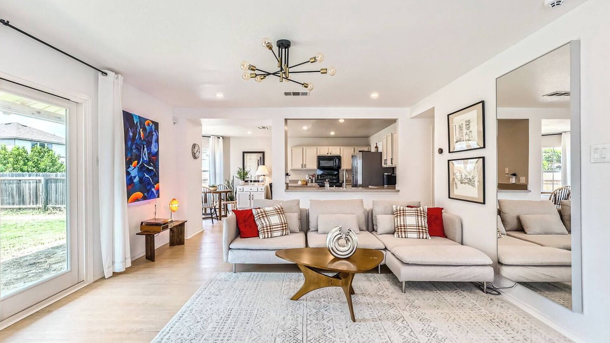Leander House | Bright & Charming Entire House in Peaceful Neighborhood