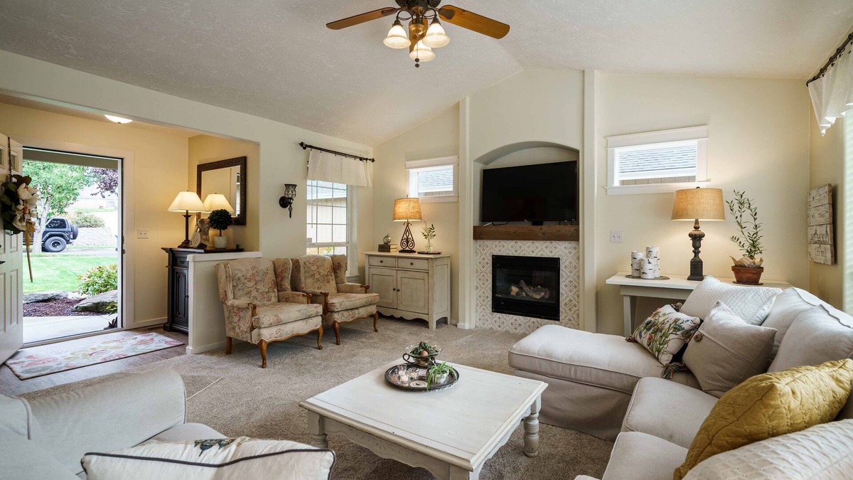 Gresham House | Bright Charming Home Central to Mt. Hood, the Gorge, Hood River and Vineyards