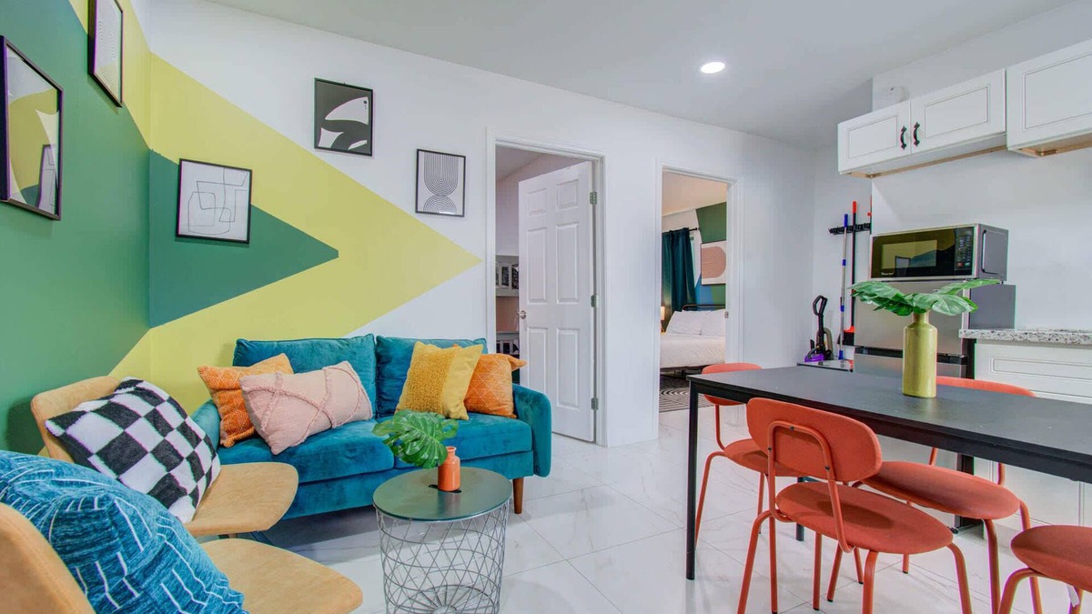 Greater East End Apartment | Bright & Cheerful 2-BD,1-BA Home by Buffalo Bayou