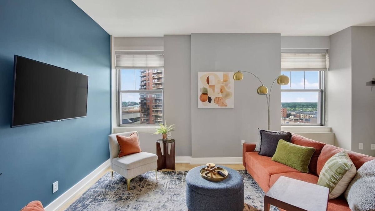 Downtown Des Moines Condo | Bright, Chic & Modern Suite in Downtown