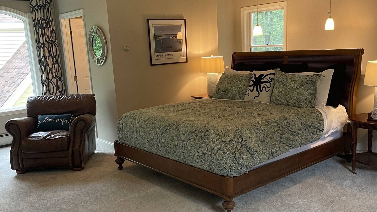 Stratham Apartment | Bright Clean Comfortable Apartment/Studio Sleeps 4
