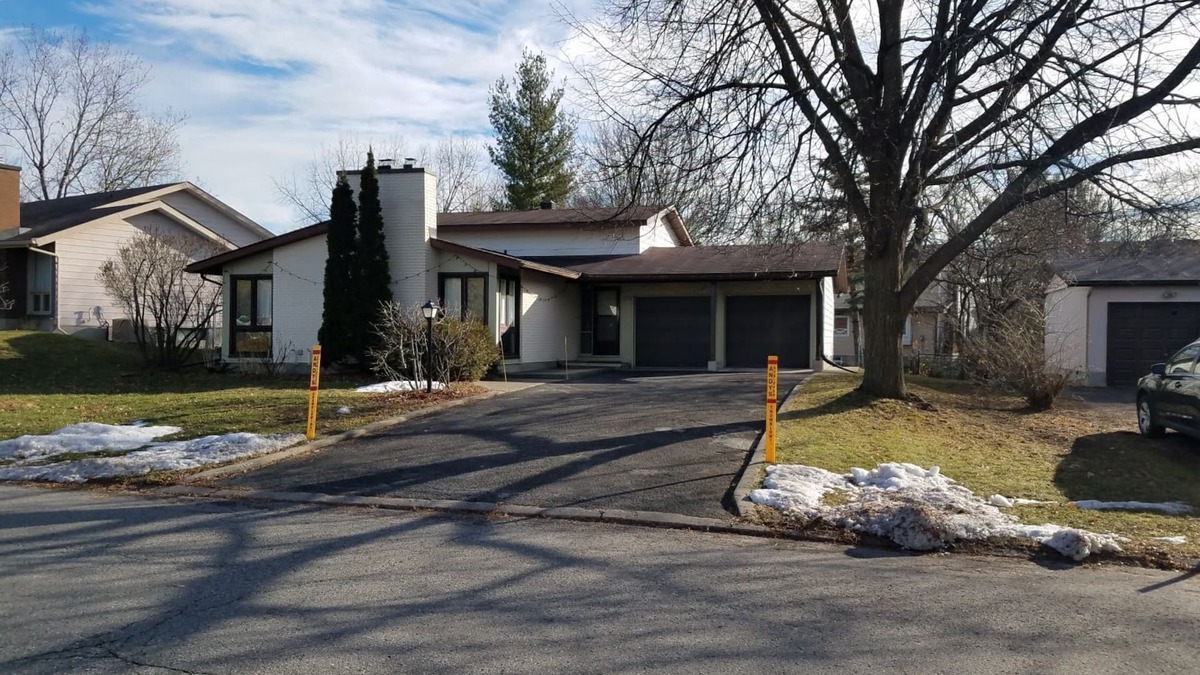 Ottawa Division House | Bright, clean, comfortable, well maintained home