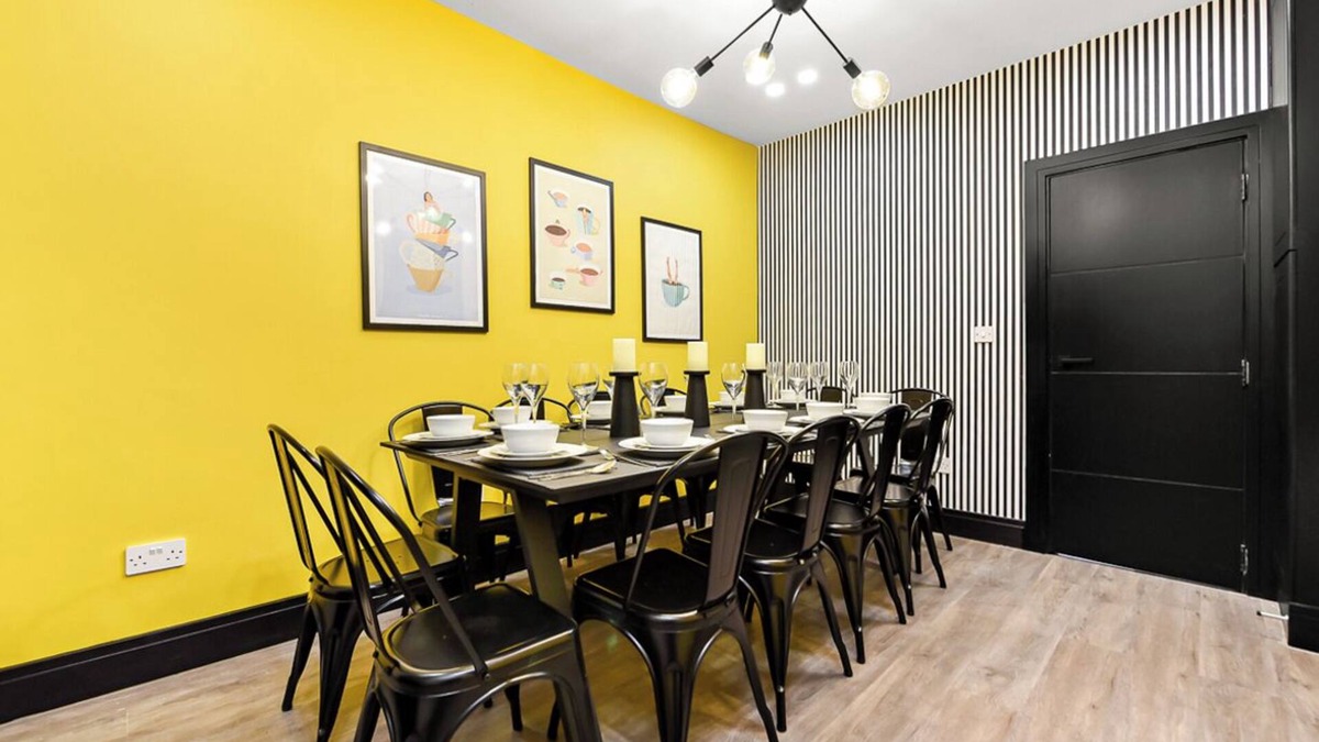 Tottenham House | Bright & Colourful House - Best for a Large Groups