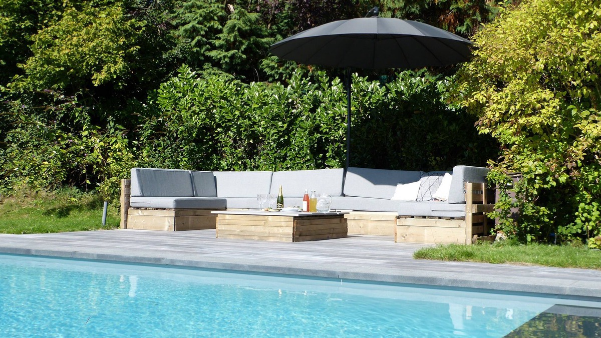 Bonlez House | Bright, comfortable country villa with swimming pool, tennis court and cinema.