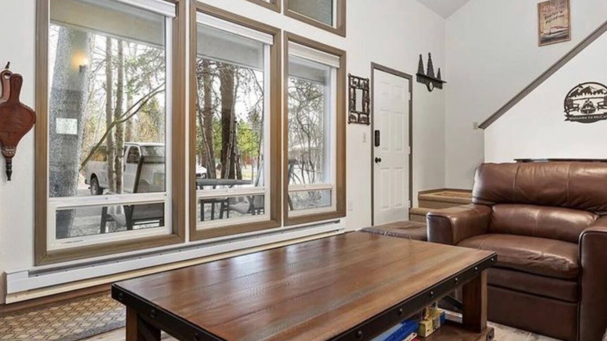 McCall Condo | BRIGHT & COMFORTABLE CONDO CLOSE TO EVERYTHING! NICE WOOD FIREPLACE & FREE WIFI!