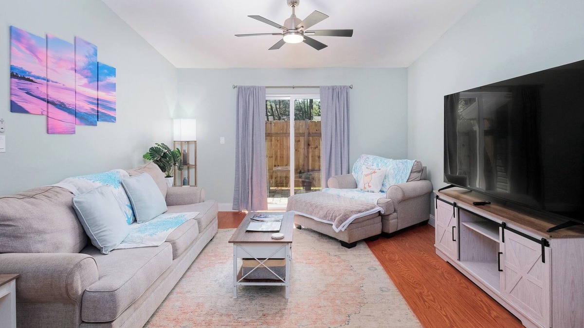 Ferry Pass Condo | Bright & Comfortable Retreat for up to 7 + a baby, Close to Everything!