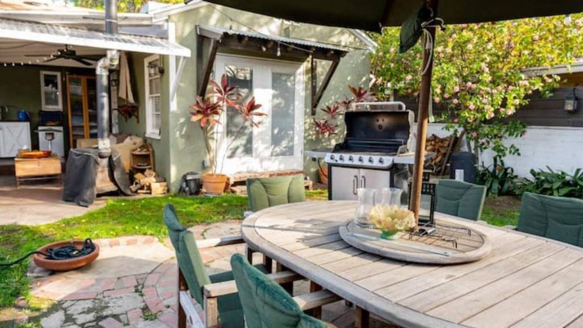 Van Nuys House | Bright Comfortable Home in Van Nuys