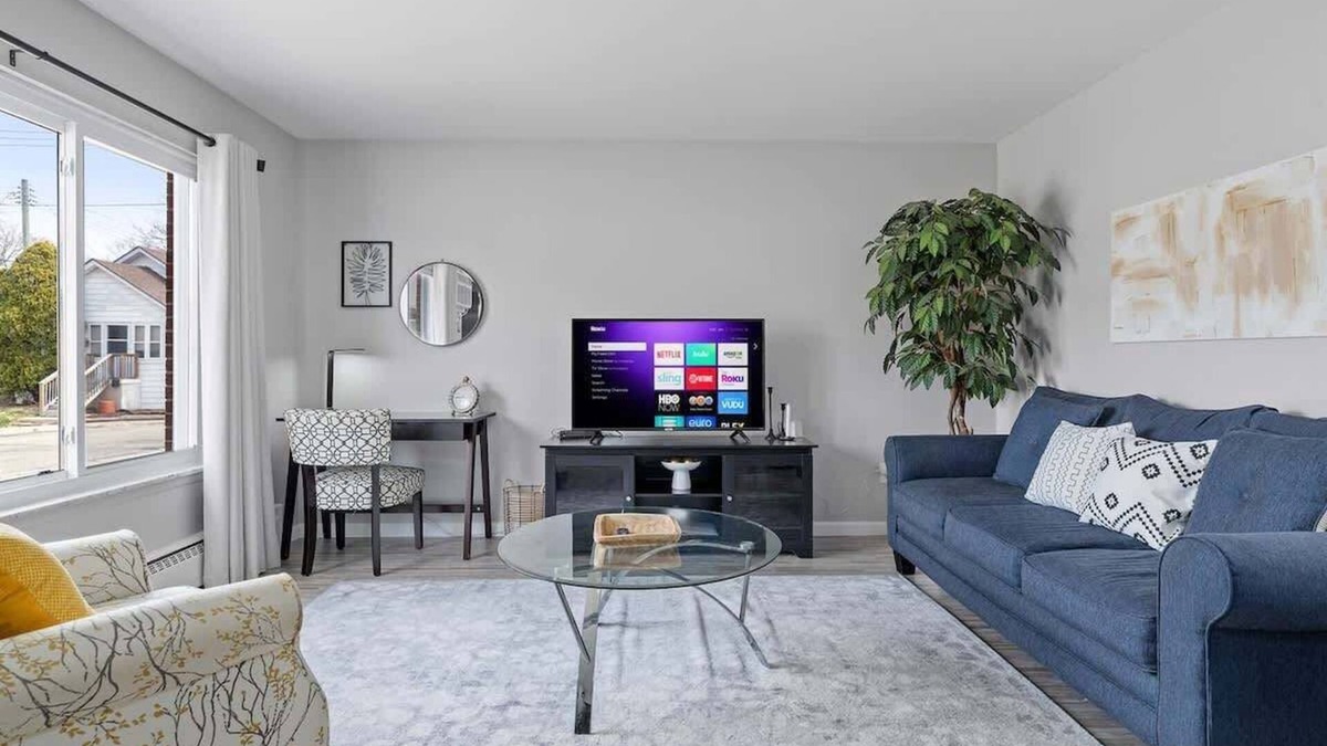 Mount Clemens Apartment | Bright & Comfy 1 Bedroom Flat | Hollywood Suites