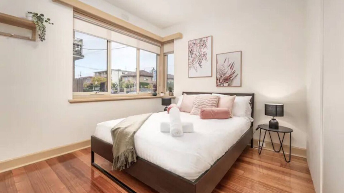 St. Kilda East Apartment | Bright & Comfy 2 Bedroom St Kilda East Apartment