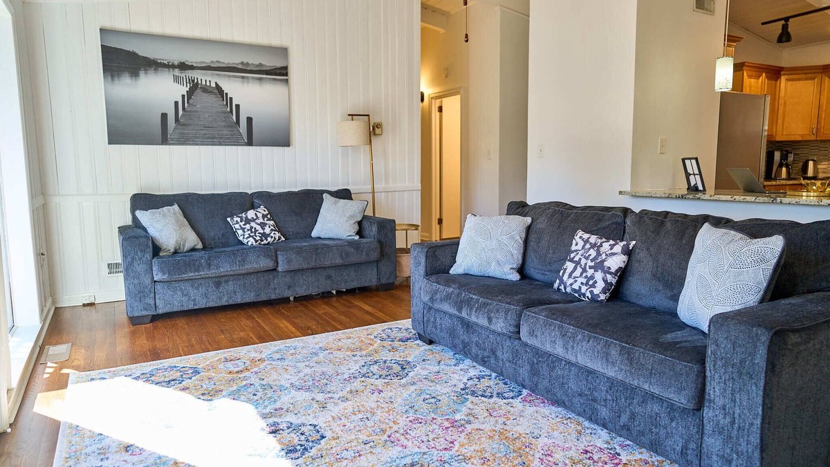 Buford Highway House | Bright & Comfy ~ 5 star Location~ Large Deck Oasis