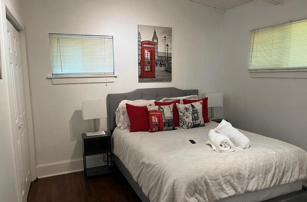 Buford Highway House | Bright & Comfy 5 star Location Large Deck Oasis