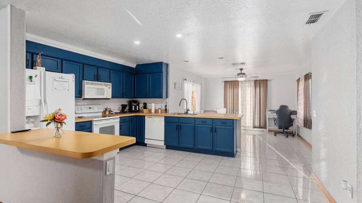 Silver Springs Shores House | Bright, comfy, economy 3/2 home