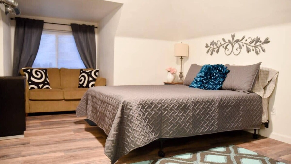Pittsburgh Apartment | Bright, Comfy Space for 3 | Budget-Friendly Stay
