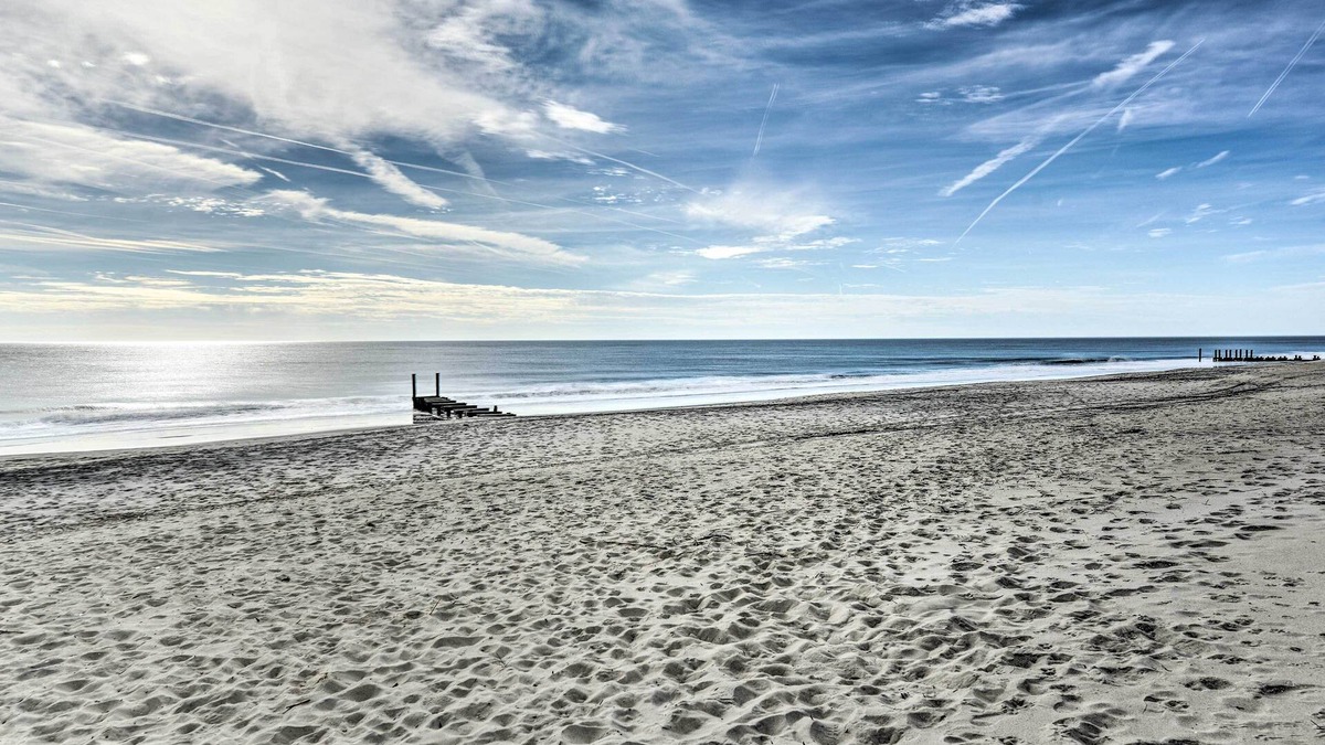 Admiral Estates Condo | Bright Condo Half-Block to Cape May Beach!