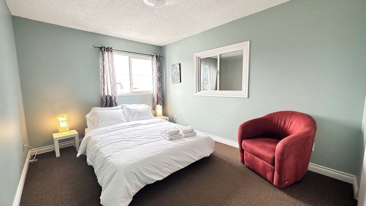 Haney Condo | Bright Condo In Downtown Maple Ridge