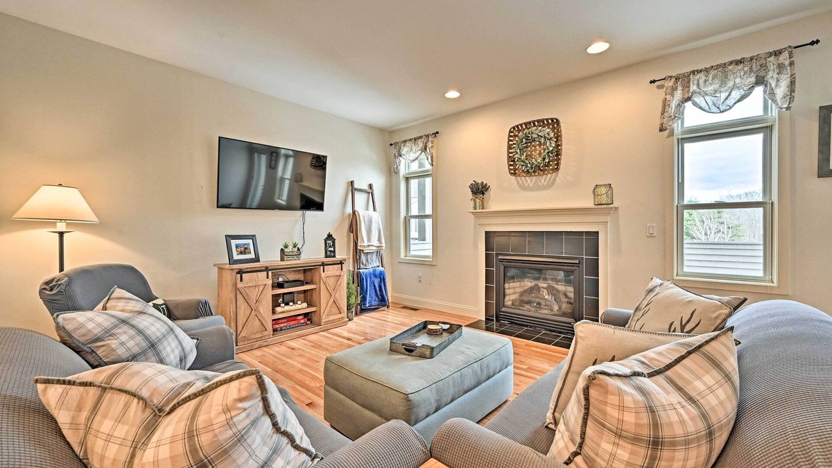 West Hartford Condo | Bright Condo w/Community Perks: Near Ski Quechee!