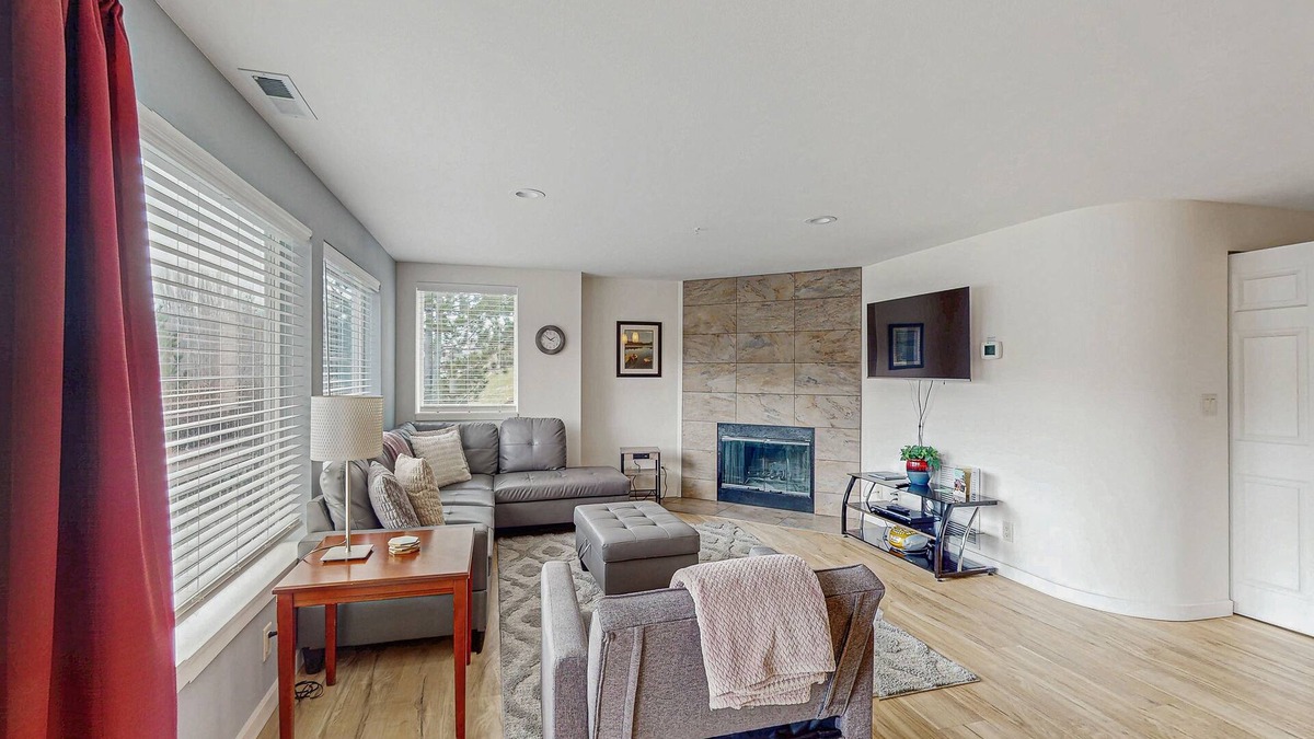 Chelan Condo | Bright condo with pool & hot tub - near downtown & lake