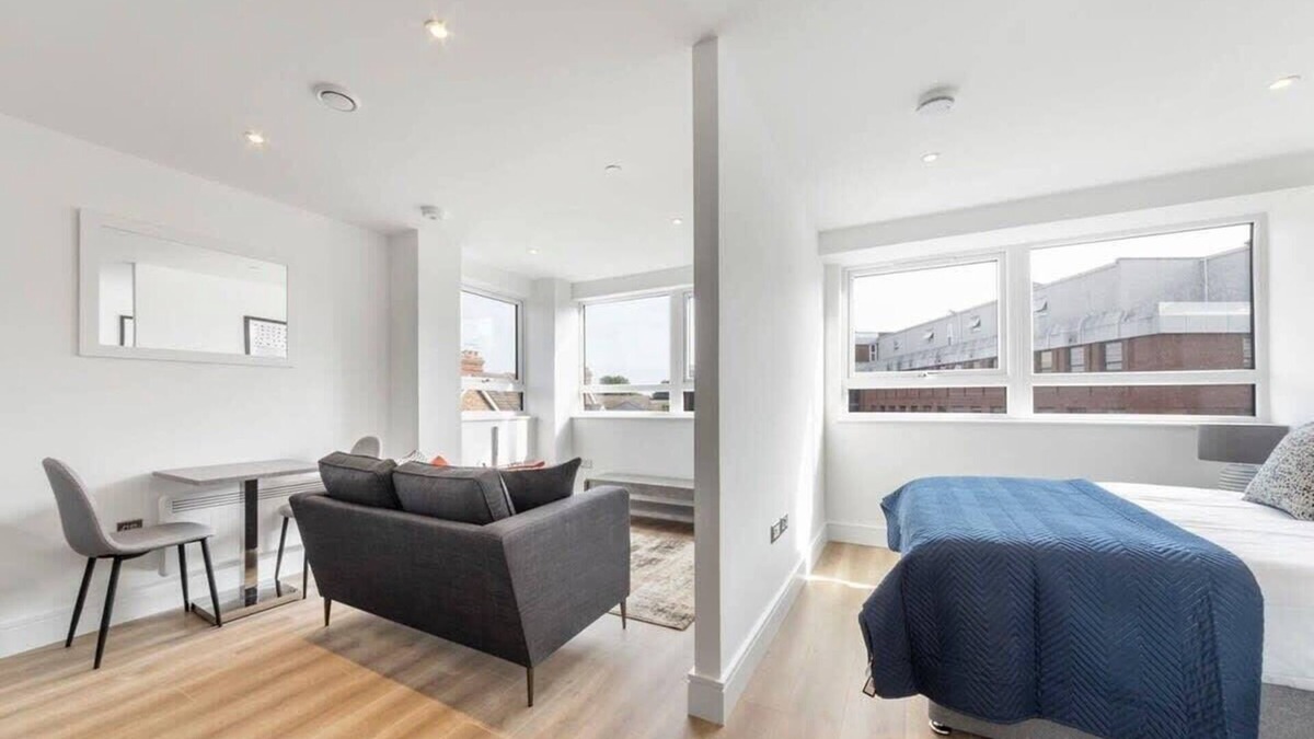 East Grinstead Apartment | Bright Contemporary Studio in East Grinstead