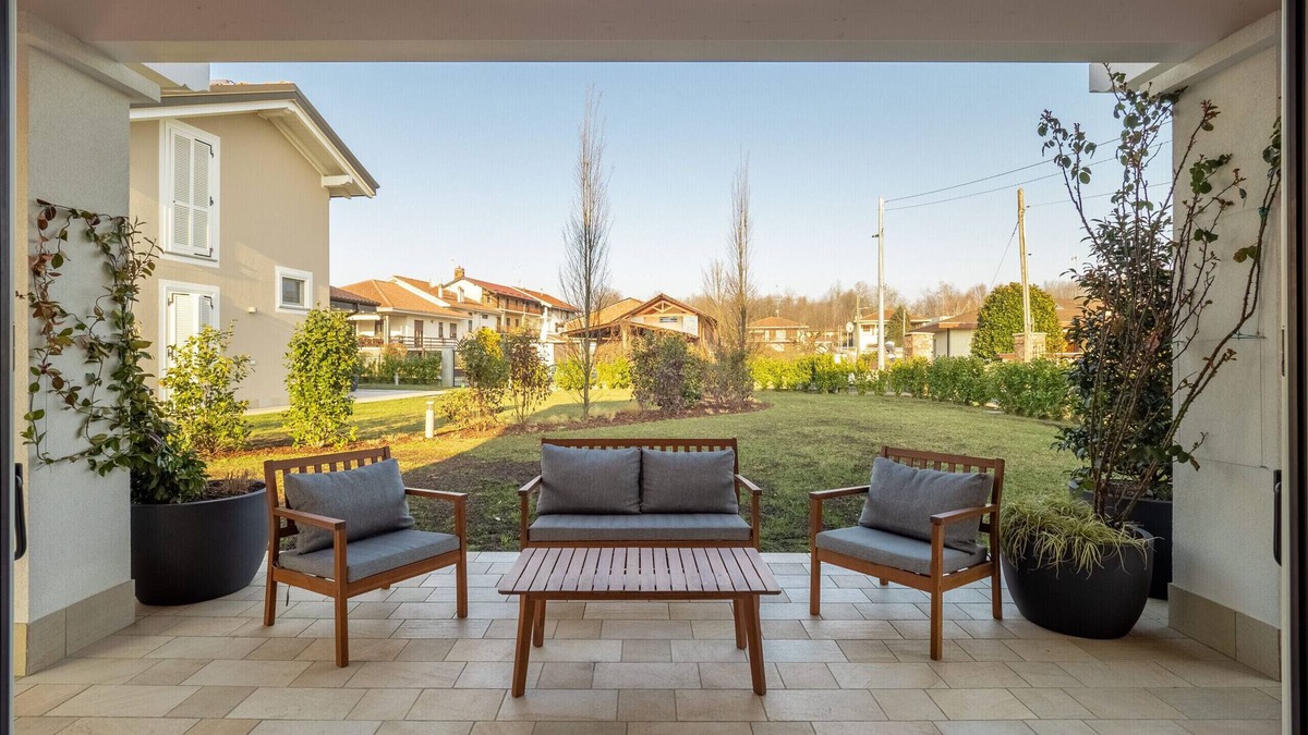 Cressa Ski Chalet | Bright Contemporary Villa with Private Garden next to Bogogno Golf Club