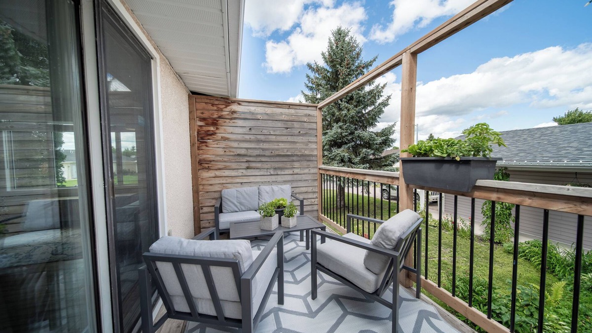 Steinbach House | Bright & Convenient b/w 2 Parks; Perfect for Sports weekend or Family getaway