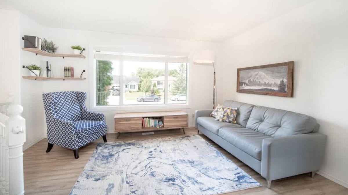 Steinbach House | Bright & Convenient b/w 2 Parks