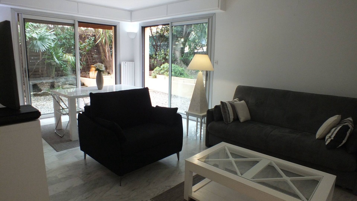 Cap-d'Antibes Apartment | Bright corner apartment with fenced garden, 5 minutes from the beach!