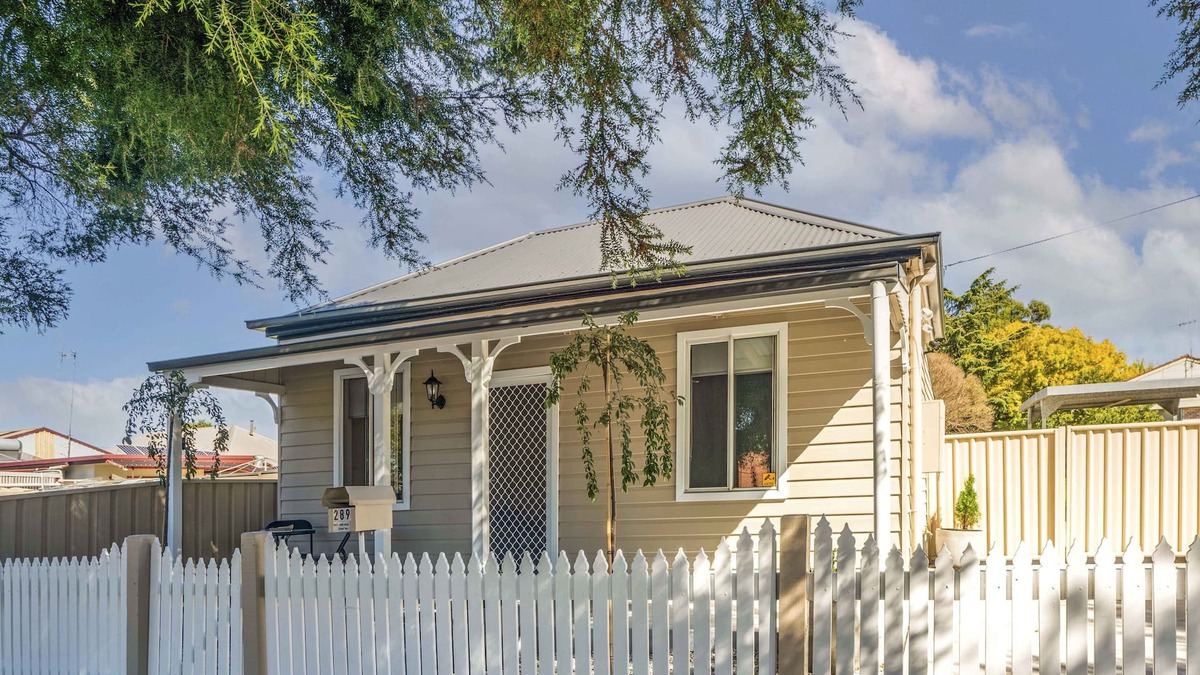 Orange Cottage | Bright, Cosy and Central Cottage- Free Wi-fi, Netflix and Disney Plus