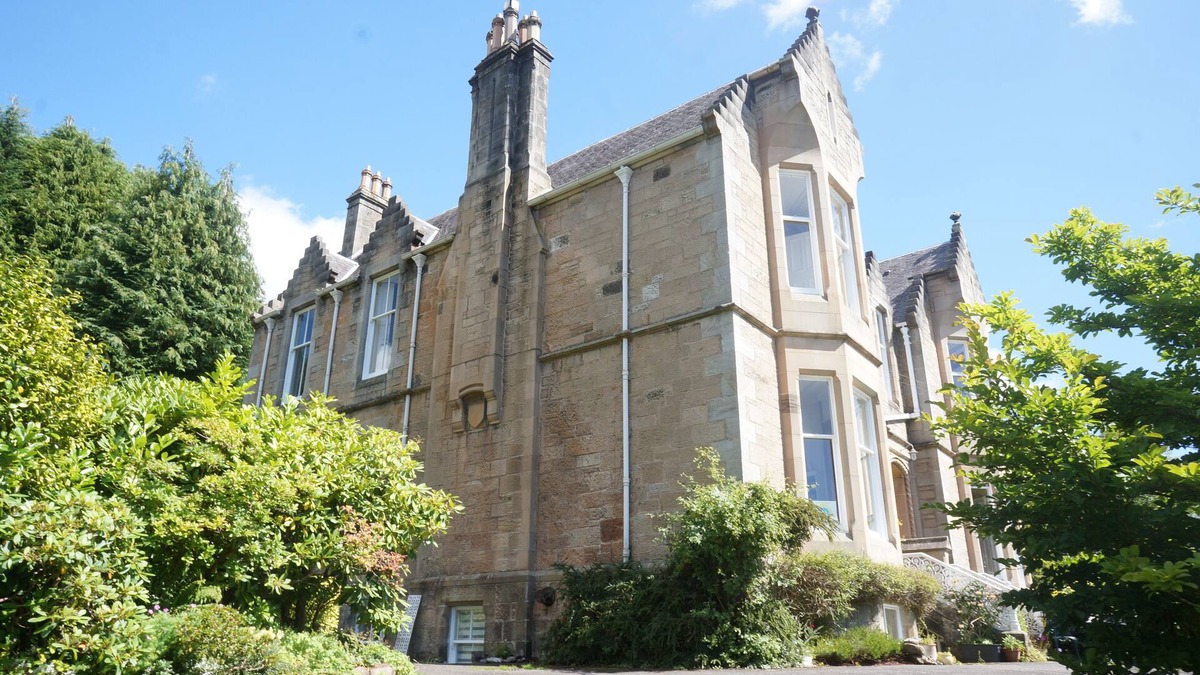 Bridge of Allan Apartment | Bright, cosy lower floor flat in Victorian listed villa