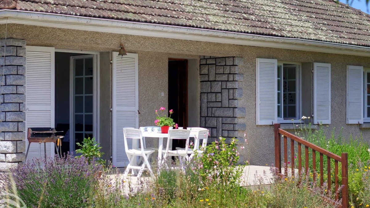 Nervieux Cottage | Bright cottage with large garden and private tennis
