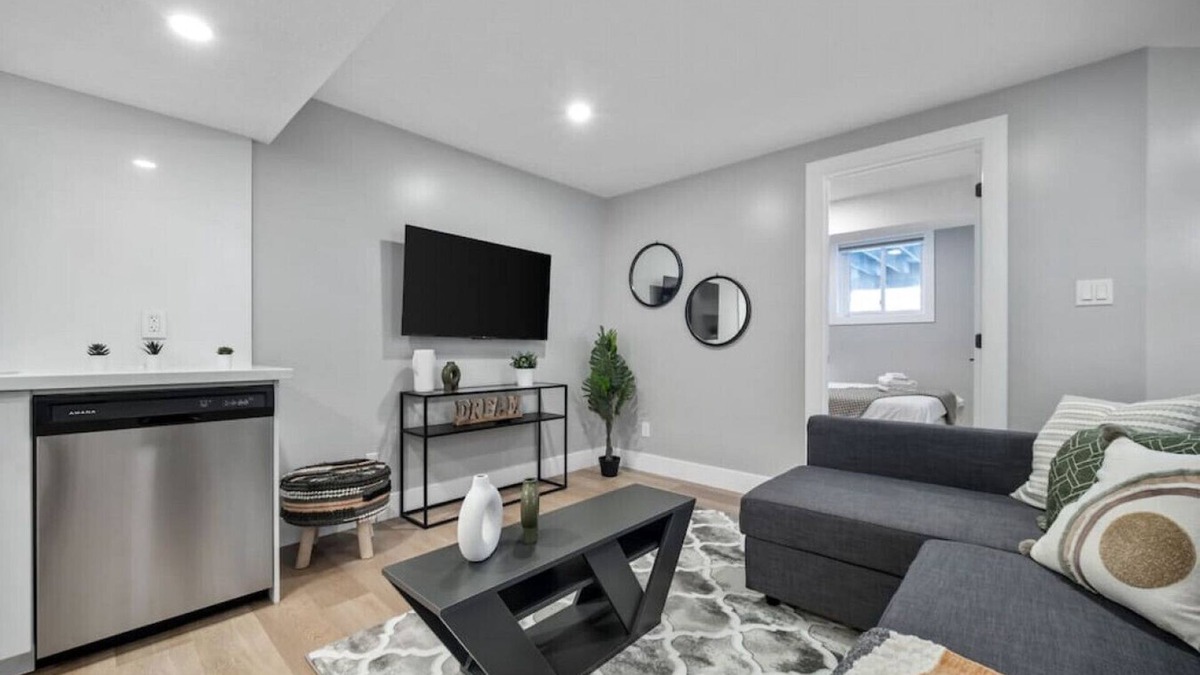 Kitchener House | Bright & Cozy 1BR Basement Unit