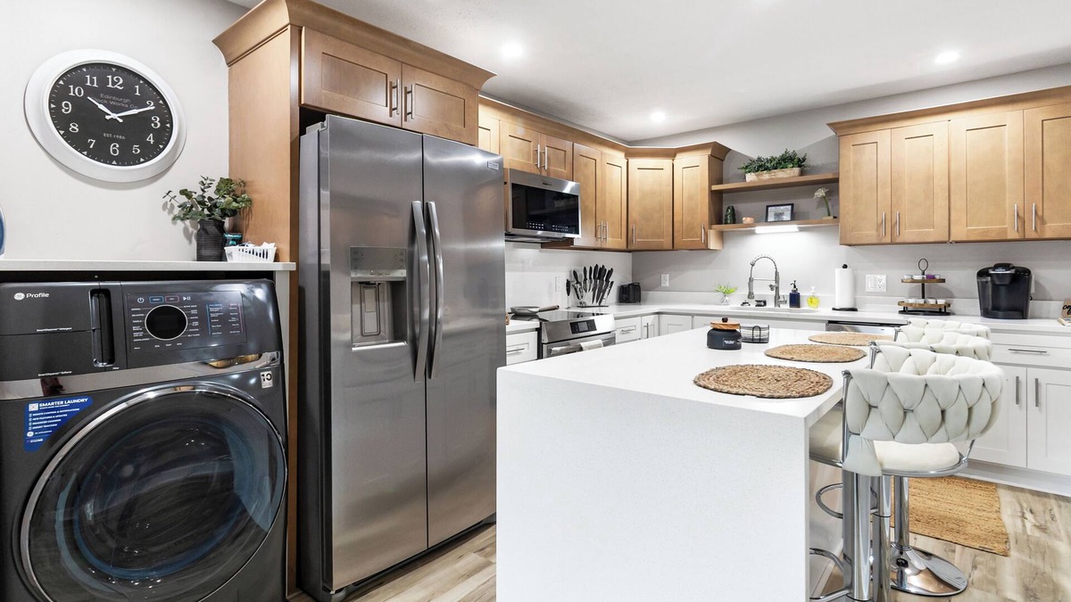 Morgantown Apartment | Bright, cozy 2 BR/1 Bath apt in Prime location-steps away from WVU Stadium & Hospital