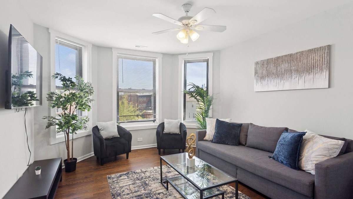 West Town Apartment | Bright + Cozy 3-bedroom apartment, Sleeps 8 plus Crib, Prime HP/Wicker Park
