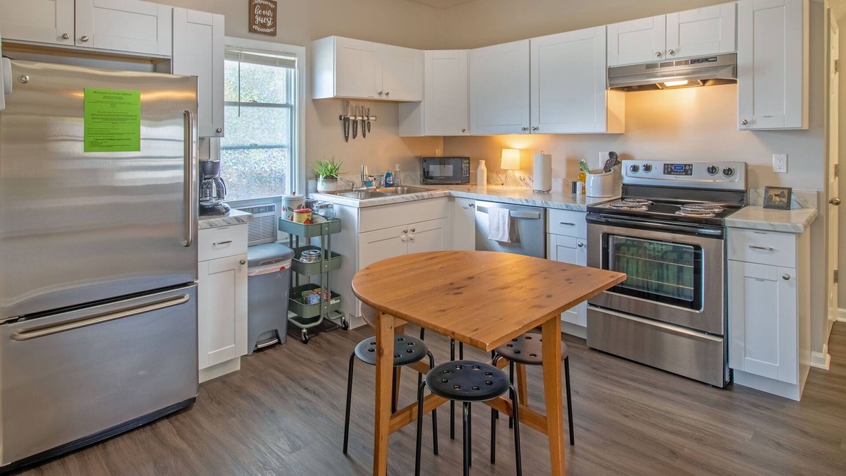 Broadway Condo | Bright, Cozy, Dog Friendly, Shenandoah area!