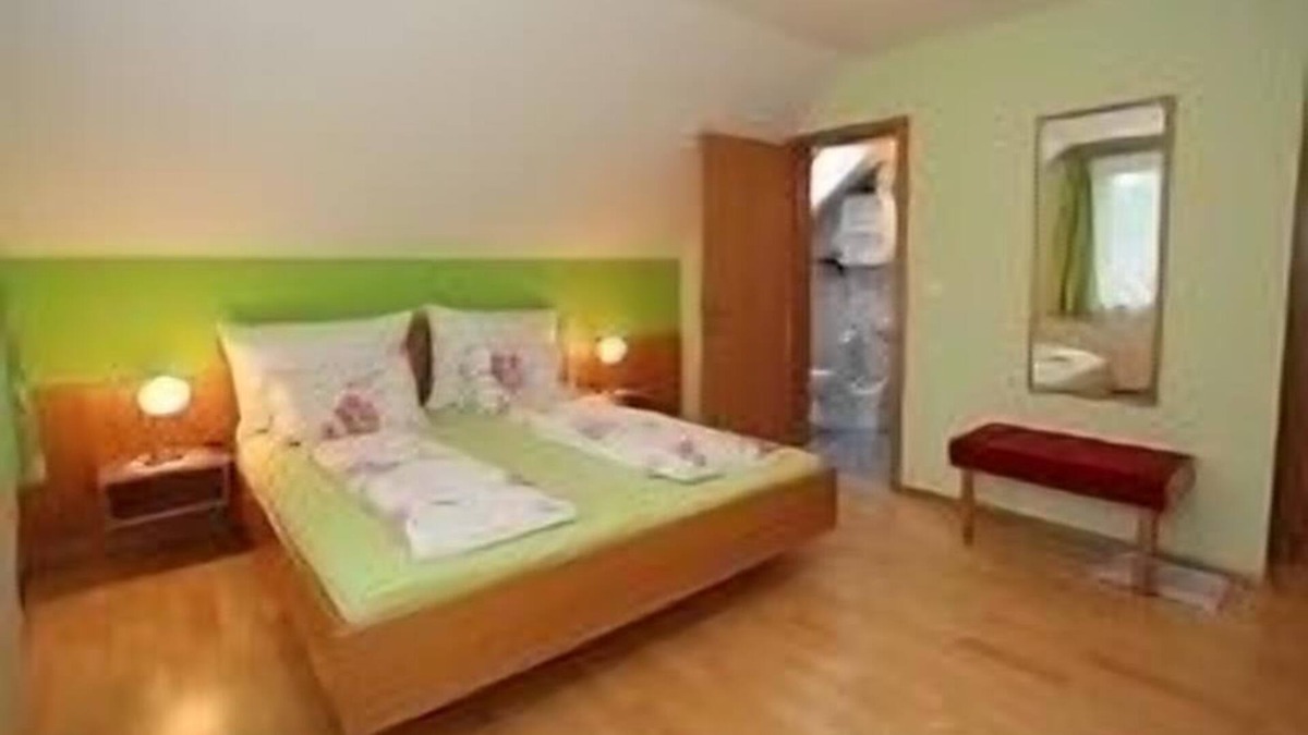 Spitz Apartment | Bright, cozy double room "Weinbergblick" with balcony