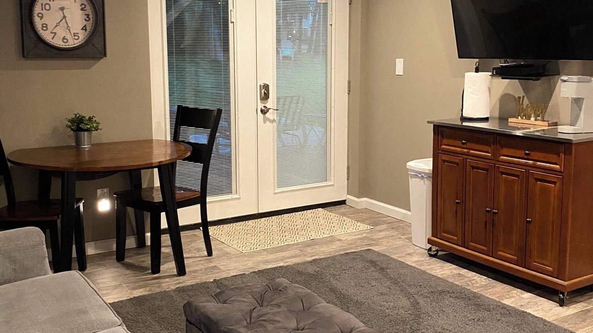 Smithtown Apartment | Bright,Cozy, Large 1 Bdrm with 1 Bth, Large Lvg & Kitchenette