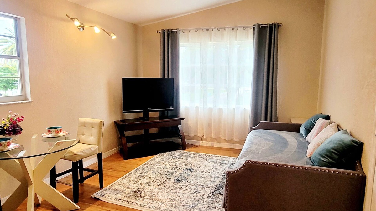 Southgate Apartment | Bright, cozy studio in the middle of Sarasota
