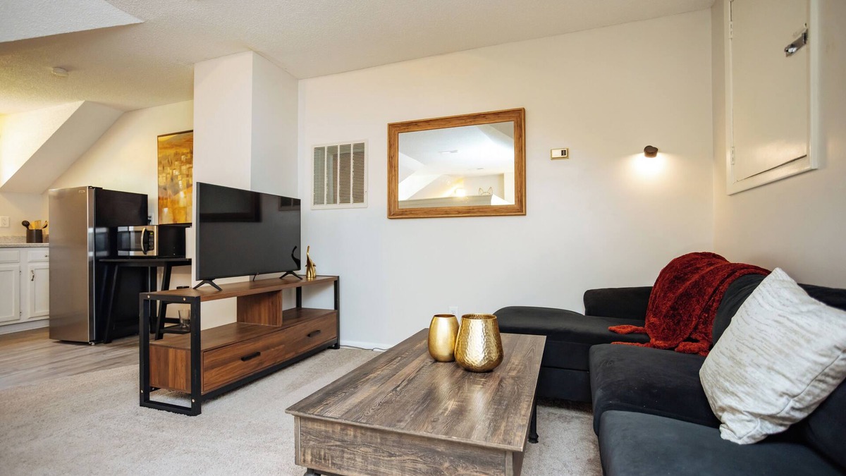 Lee's Summit House | Bright & Cozy Suite-5 Min to Downtown Lee’s Summit