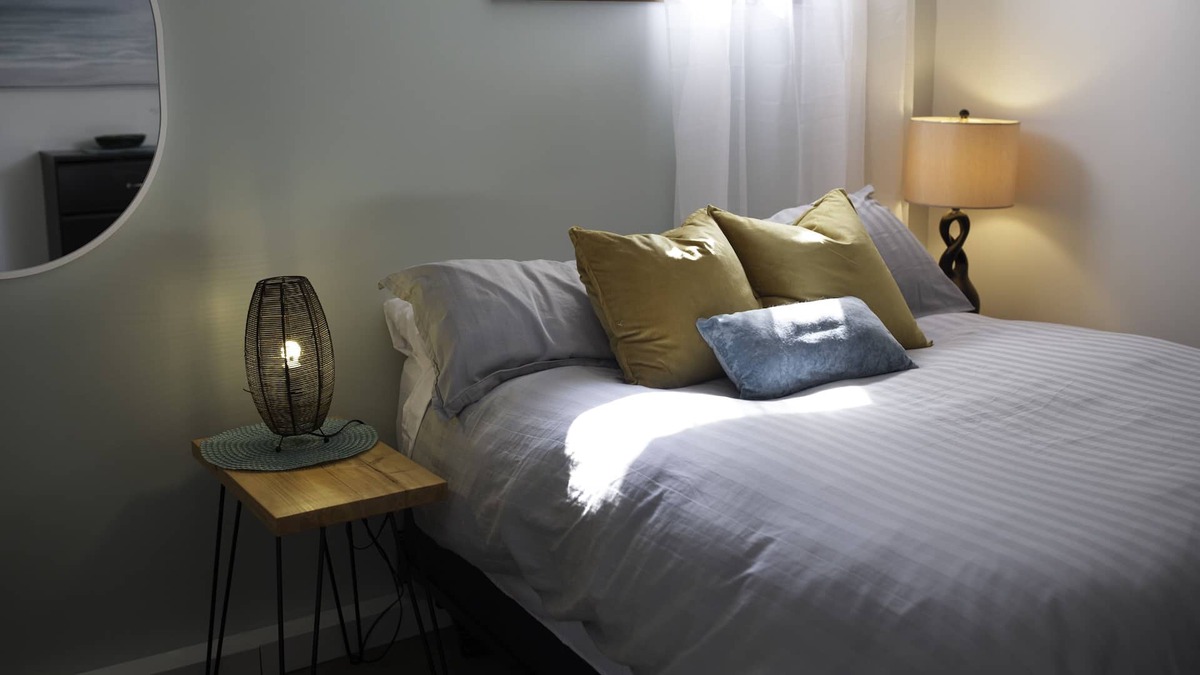 Courtenay House | Bright & cozy suite with ping pong table, close to ski hill, beaches & trails