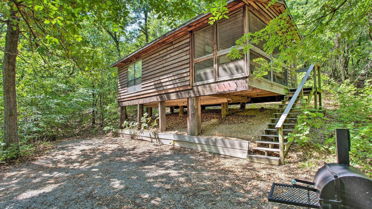 Davis Apartment | Bright Davis Escape w/Screened-In Porch!
