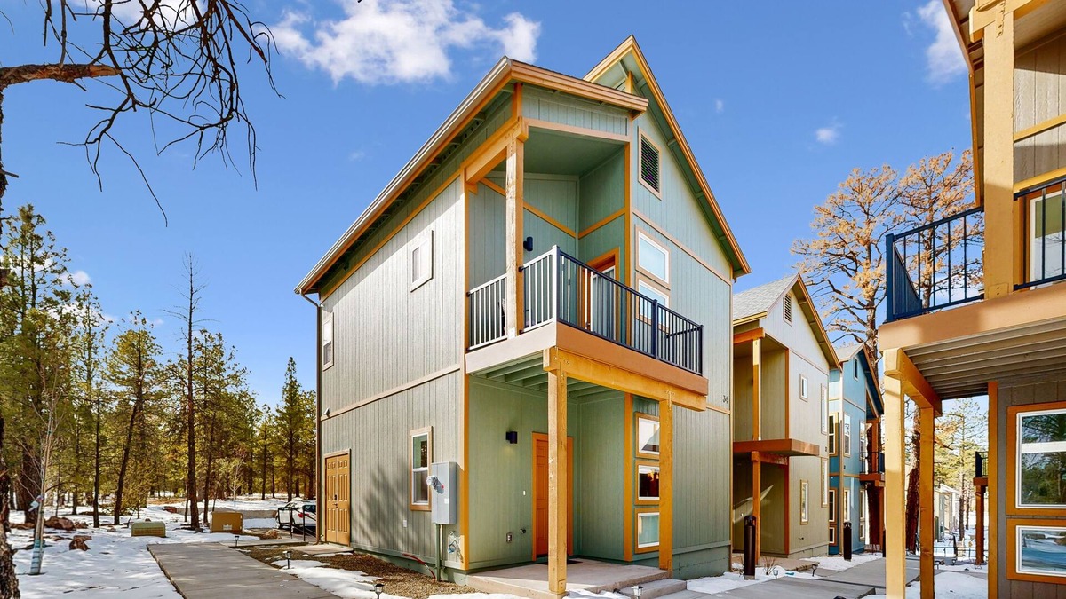 Flagstaff Condo | 🏡, Bright dog-friendly condo with a generous balcony - near skiing & golf