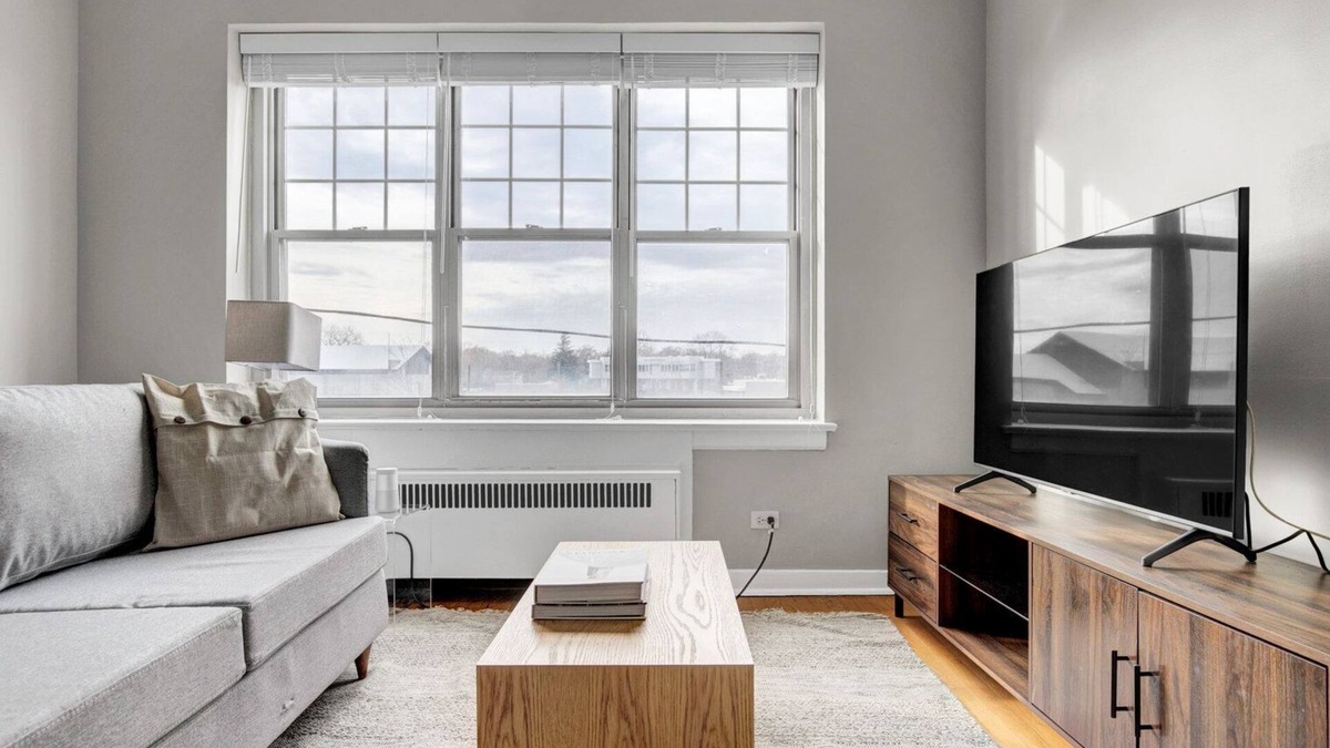 Evanston Apartment | Bright Evanston 1BR, 1 mile to Northwestern campus, by Blueground