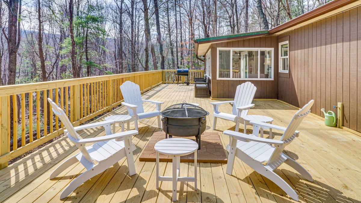 Lost River Cabin | Bright Family Cabin in Lost City w/Expansive Deck