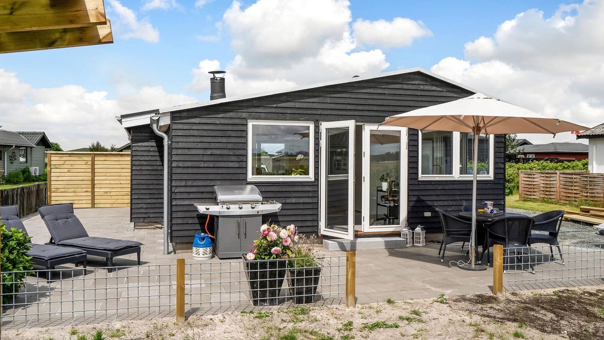 Mesinge House | Bright, family-friendly cottage with wood-burning stove, located only 100 to the sandy beach.