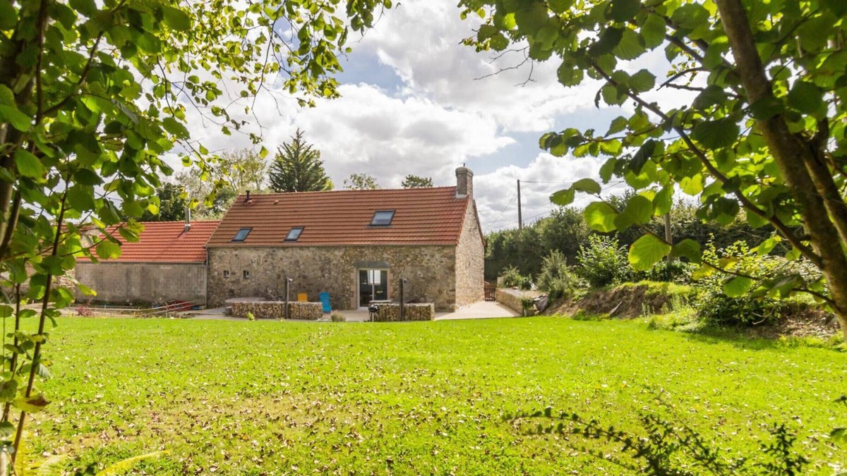 Tollevast Cottage | Bright family home with spa, private garden and children's games.