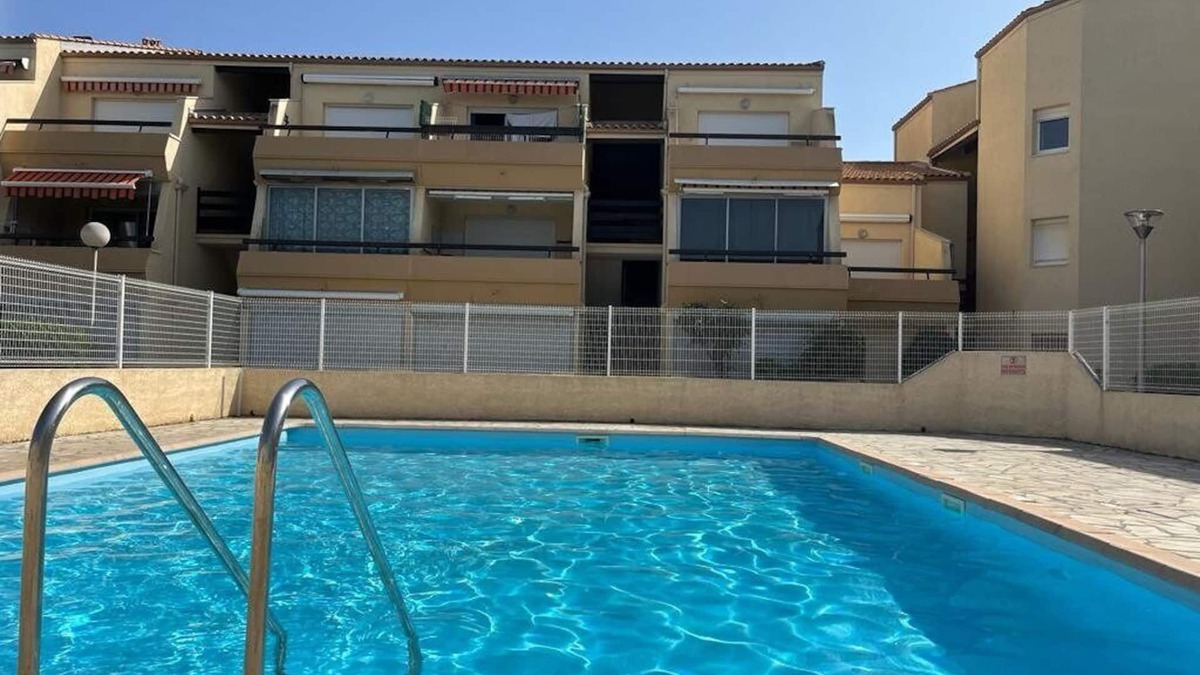 Marseillan Plage Apartment | Bright flat in a residence with pool close to shops