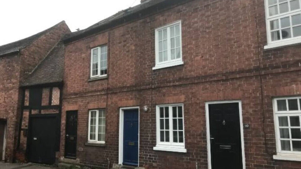 Newent House | Bright & fresh, 3 storey market town house, Newent