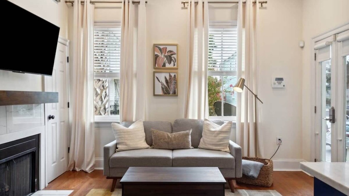 Westside Apartment | Bright & Fun 1 Bedroom Monthly Rental