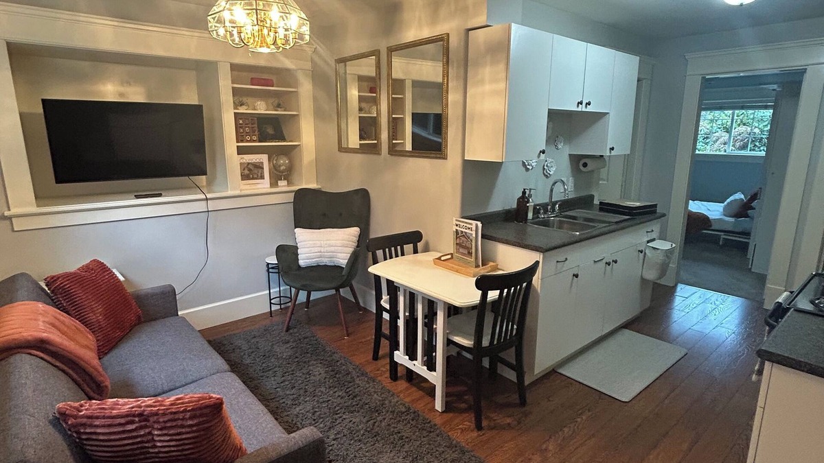Victoria Villa | Bright Garden Suite in Colwood
