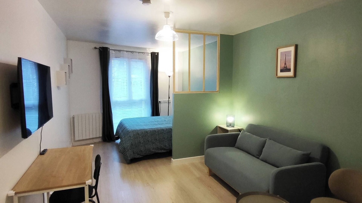 Noisy-le-Grand Apartment | "Bright Getaway in the City Center, 20 Min to Disneyland and Paris by RER"